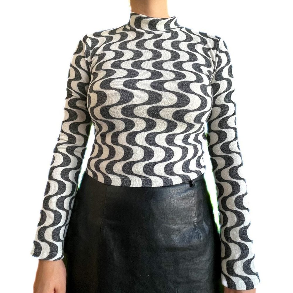 Stradivarius groovy wavvy print cream and grey crop top, size M - Picture 1 of 4